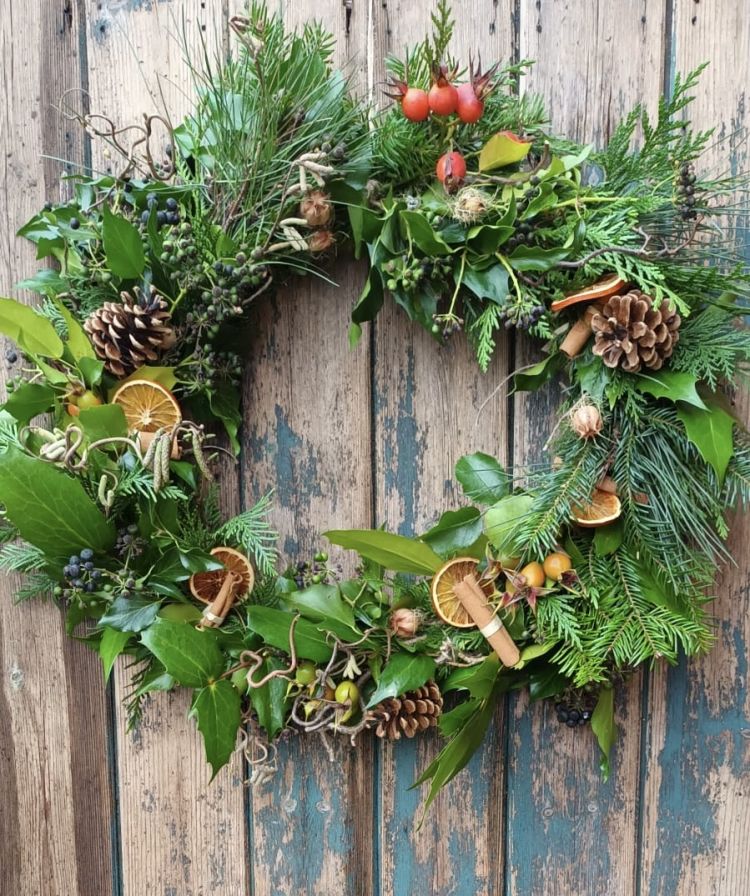 Make a natural festive wreath!