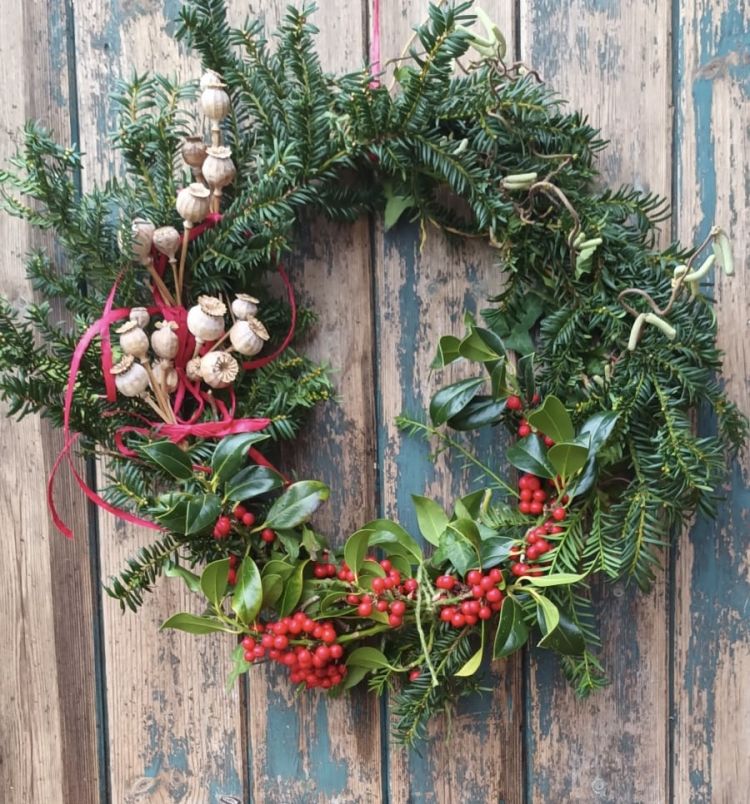 Make a natural festive wreath!